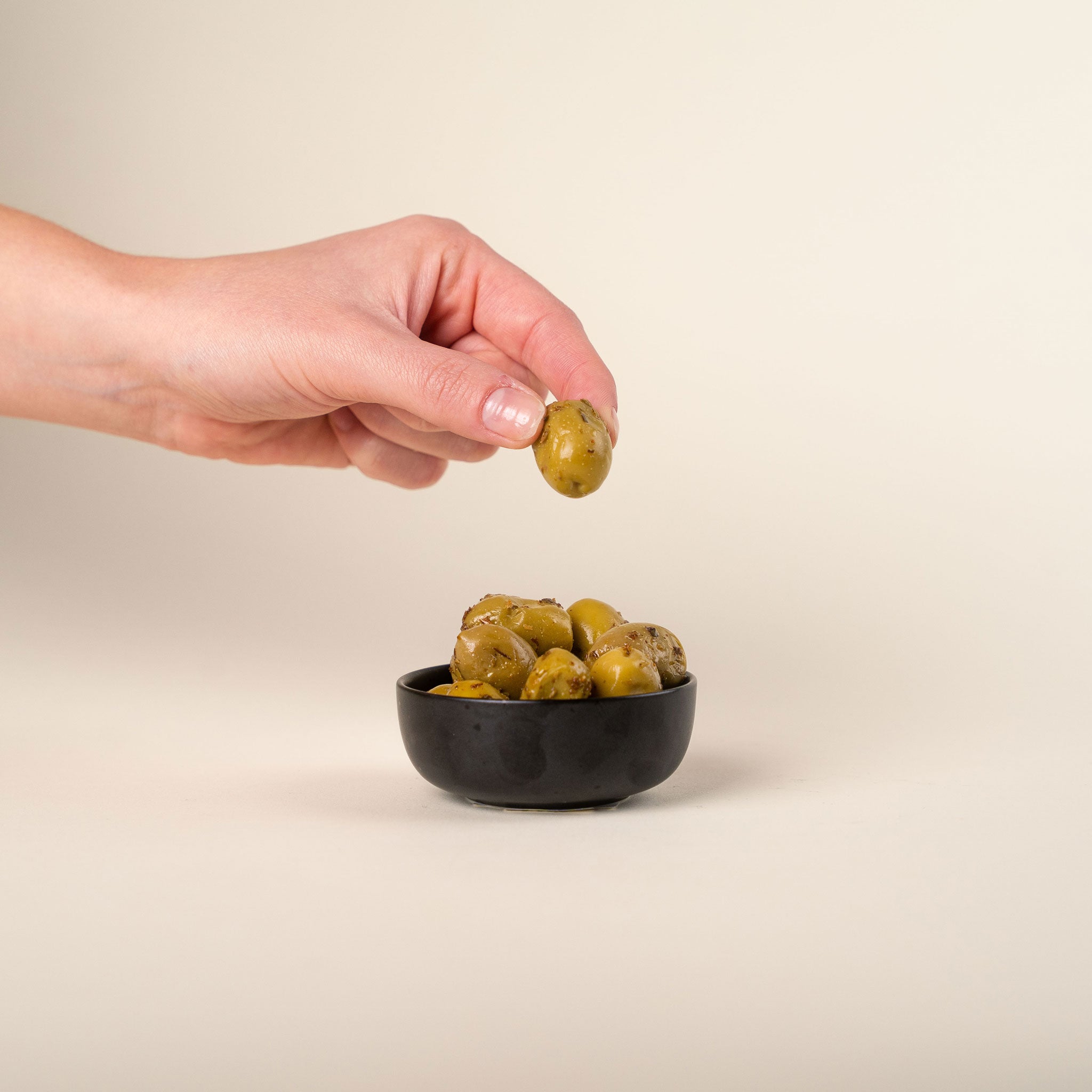 Grüne Oliven mit Oregano