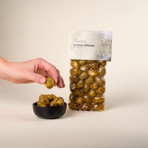 Grüne Oliven mit Oregano